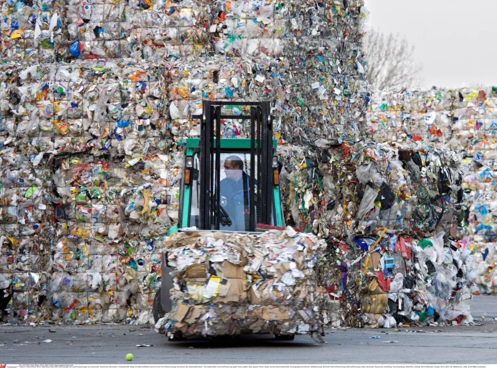 Fahrzeug in Mülldeponie